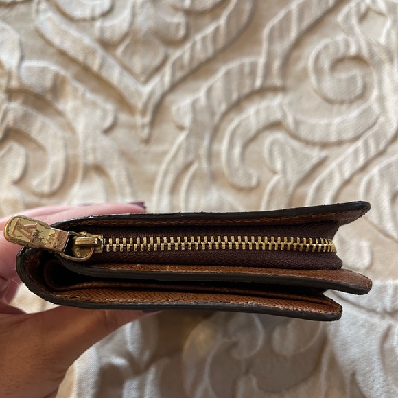 Louis Vuitton Monogram Passport Wallet/Organizer - Picture 9 of 10